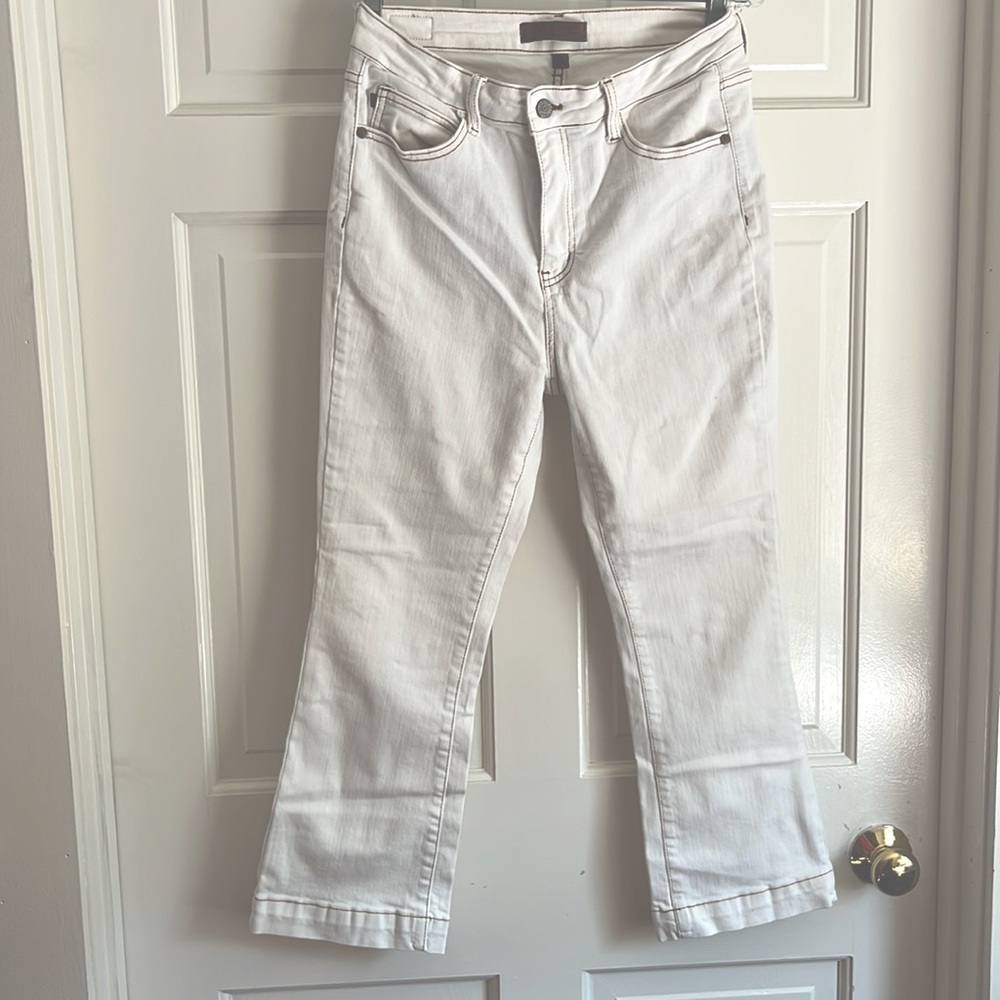 JUDY BLUE creamy white cropped denim with brown stitching!  Size 11/30